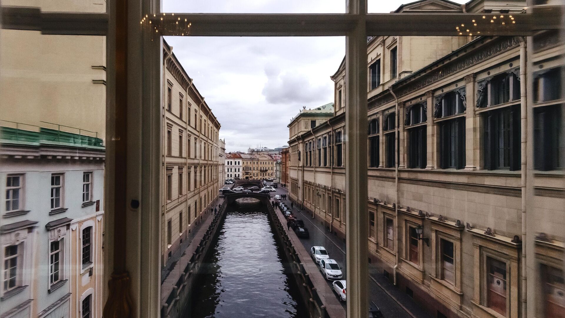 Вид на канал из окон фойе Эрмитажного театра в Санкт-Петербурге - РИА Новости, 1920, 25.06.2021