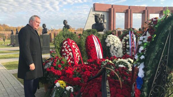 Дмитрий Рогозин на могиле космонавта Алексея Леонова