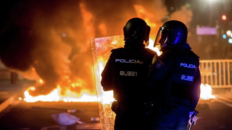 Сотрудники полиции во время беспорядков, возникших в ходе акции протеста в Барселоне.  15 октября 2019