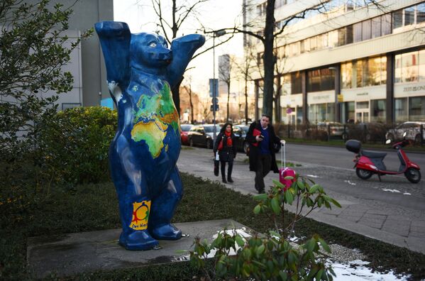 Медведь - символ Берлина на одной из улиц города
