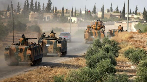 Военная техника армии Турции на окраине сирийского города Манбидж