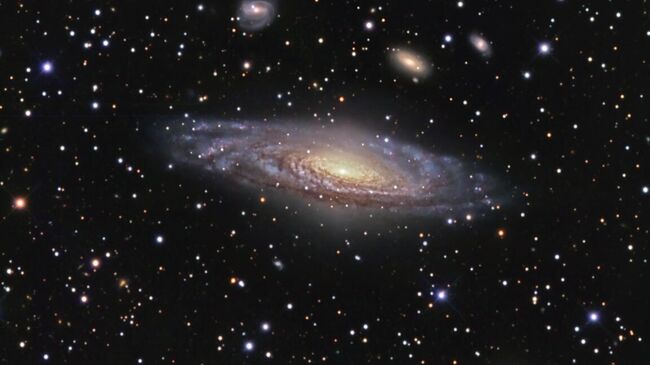 Спиральная галактика NGC 7331 и ее окружение