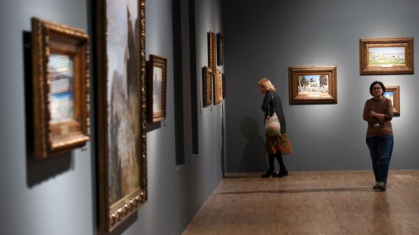 Посетители на выставке Василия Поленова, приуроченной к 175-летию художника, в Третьяковской галерее на Крымском валу