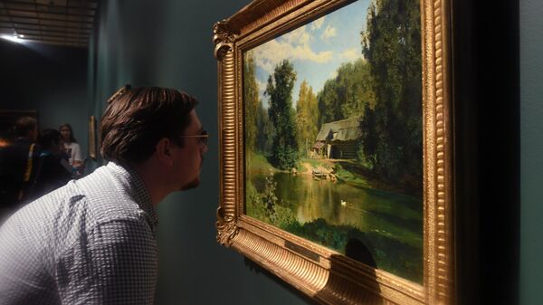 Посетитель рассматривает картину Василия Поленова Пруд в Абрамцеве в Третьяковской галерее на Крымском валу