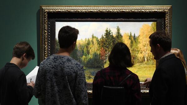 Посетители на выставке Василия Поленова рассматривают картину Осень в Абрамцеве в Третьяковской галерее на Крымском валу
