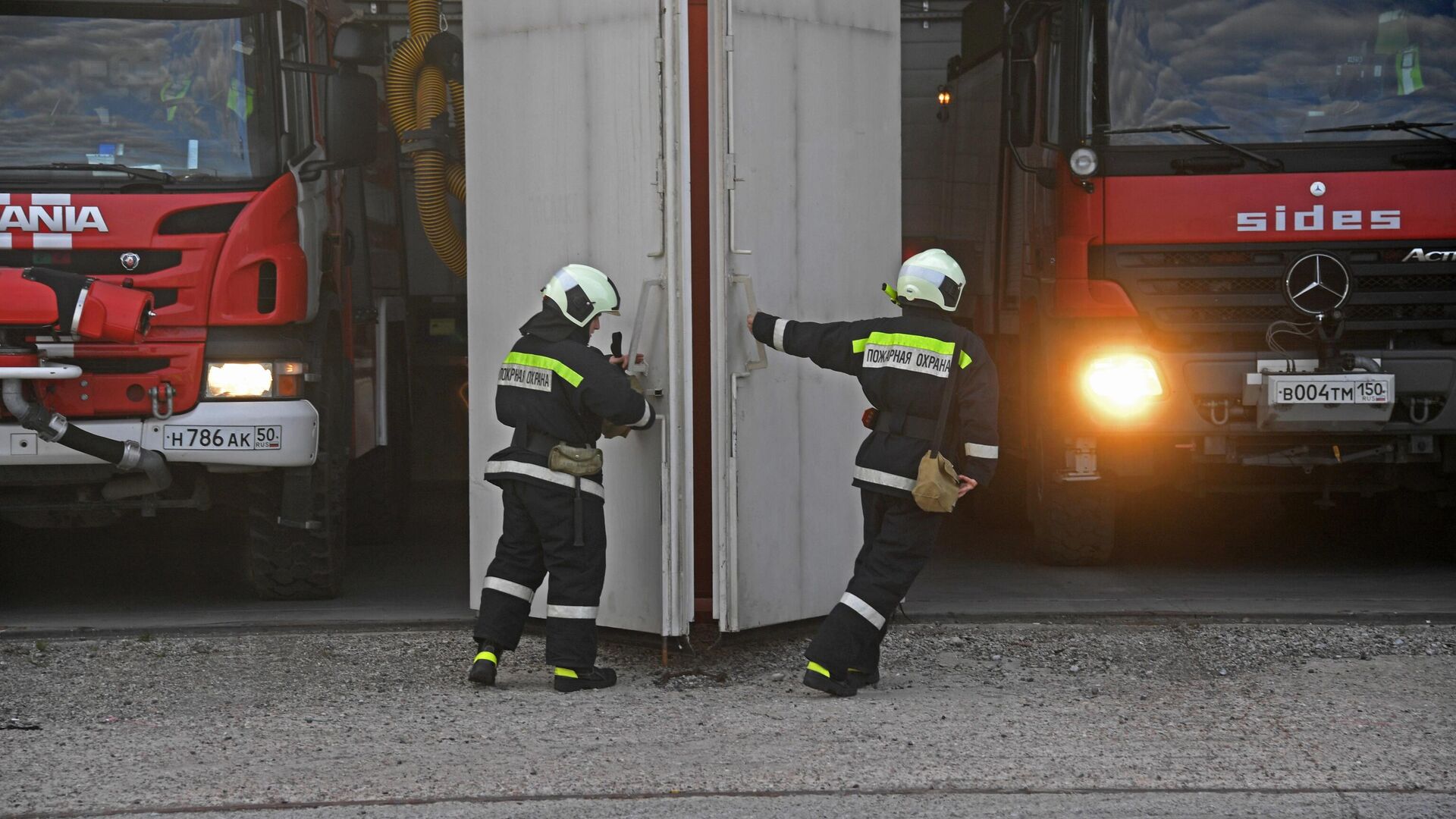 Сотрудники пожарной службы выезжают на место чрезвычайной ситуации - РИА Новости, 1920, 19.03.2021