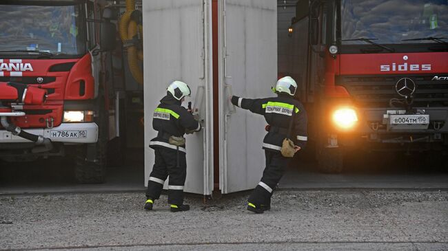 Сотрудники пожарной службы выезжают на место чрезвычайной ситуации