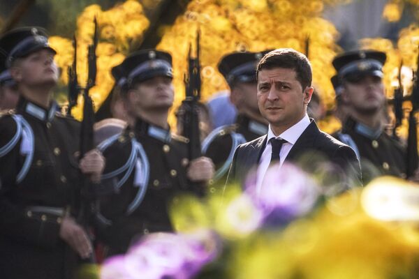 Президент Украины Владимир Зеленский на церемонии возложения цветов к памятнику Свободы в Риге. 16 октября 2109