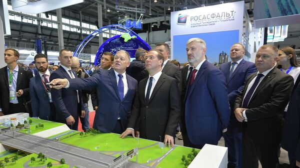 Председатель правительства РФ Дмитрий Медведев во время осмотра экспозиции выставки Дорога-2019 в Екатеринбурге
