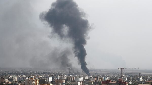 Дым над городом Рас-аль-Айн после турецкой атаки
