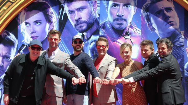 Президент Marvel Studios Кевин Файги и актерский состав фильма Мстители: Финал
