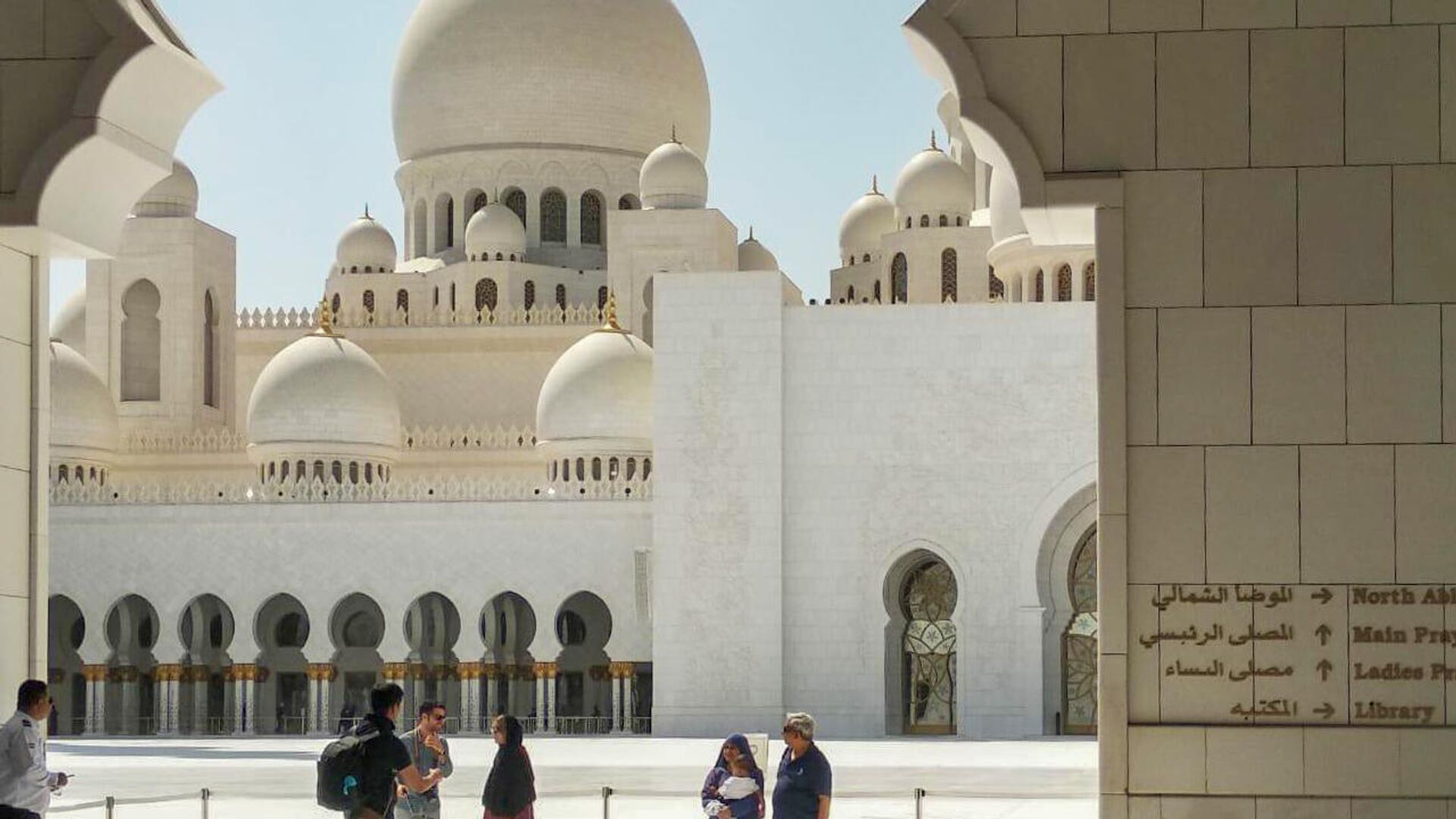 Туристы у входа в мечеть шейха Зайда в Абу-Даби, ОАЭ - РИА Новости, 1920, 19.05.2021