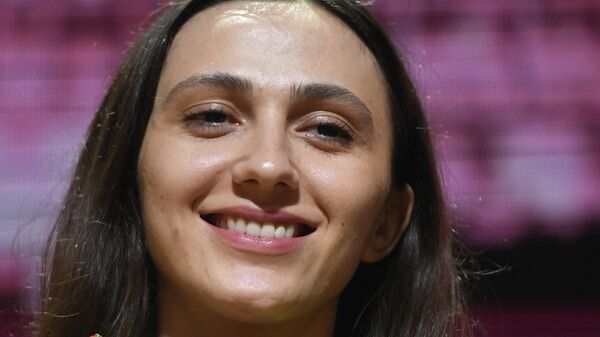 Российская спортсменка Мария Ласицкене, завоевавшая золотую медаль в соревнованиях по прыжкам в высоту среди женщин на чемпионате мира по легкой атлетике 2019 в Дохе, на церемонии награждения.