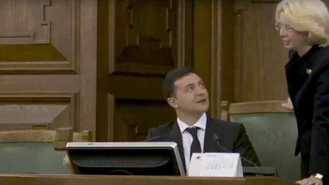 Зеленский поиграл с молотком в парламенте Латвии