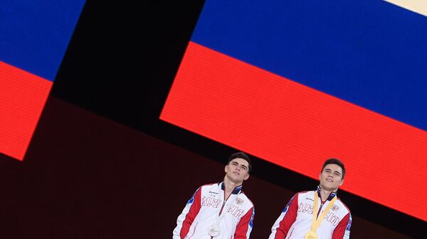 Призеры соревнований в личном многоборье среди мужчин на чемпионате мира по спортивной гимнастике в Штутгарте на церемонии награждения (слева направо:) Артур Далалоян (Россия) - серебряная медаль, Никита Нагорный (Россия) - золотая медаль.