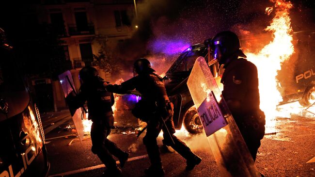 Полиция на улице Барселоны в ночь с 16 на 17 октября