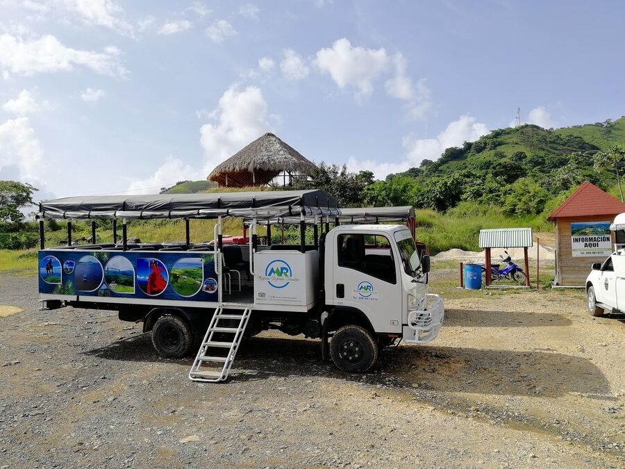 Доминикана. На таком грузовике туристы поднимаются на гору Редонда (Montaña Redonda), где находятся Небесные качели