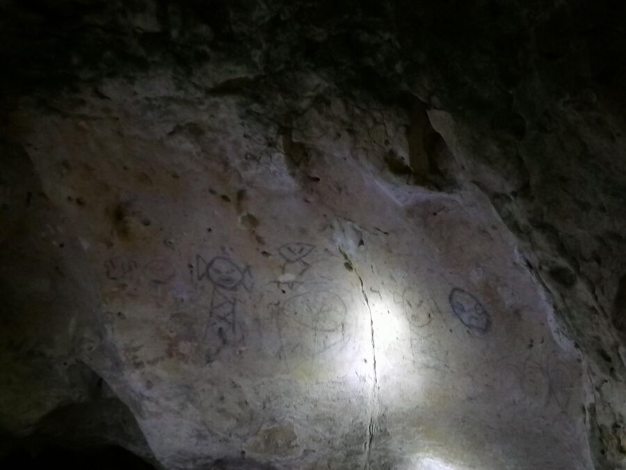 Доминикана. Полуостров Самана. Наскальные рисунки в пещере Ла-Линеа