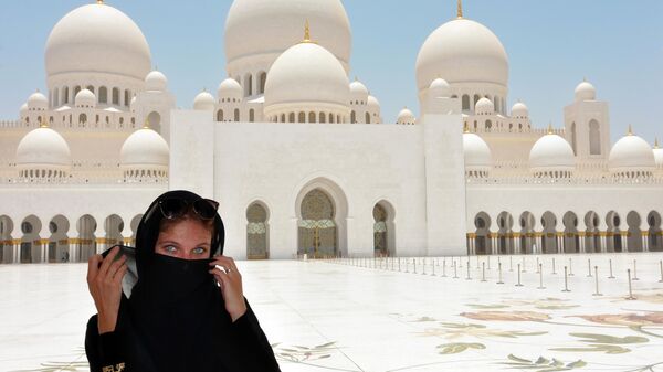 Женщина возле мечети шейха Зайда. Абу-Даби, ОАЭ