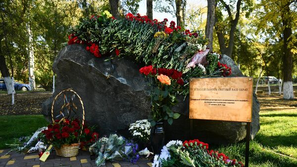 Мемориал на территории Керченского политехнического колледжа в память о погибших при трагических событиях 17 октября 2018 года