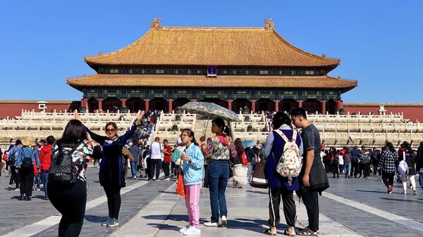 Туристы фотографируются в квартале Запретный город, Пекин