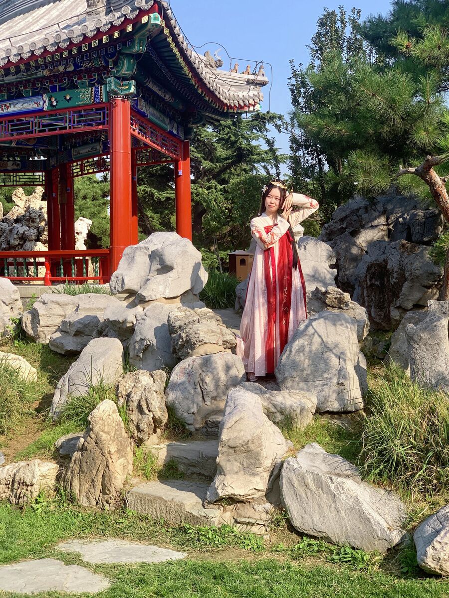 Девушка фотографируется в парке Храма Неба, Пекин, Китай