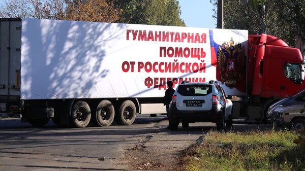 Автомобиль гуманитарного конвоя МЧС РФ во время разгрузки в Донецке