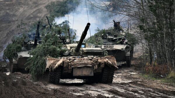 Танк Т-80БВ (на первом плане) 