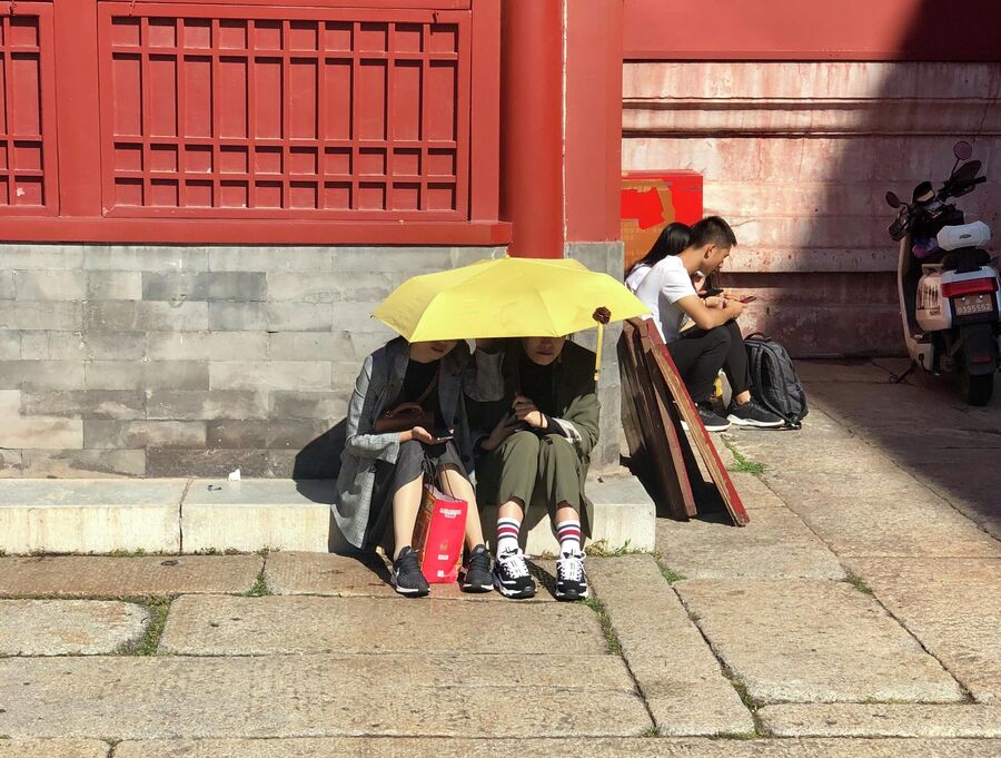 Туристы спасаются от солнца, Запретный город, Китай
