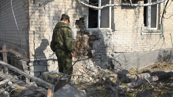 Жилой дом в поселке Старомихайловка города Донецка после обстрела