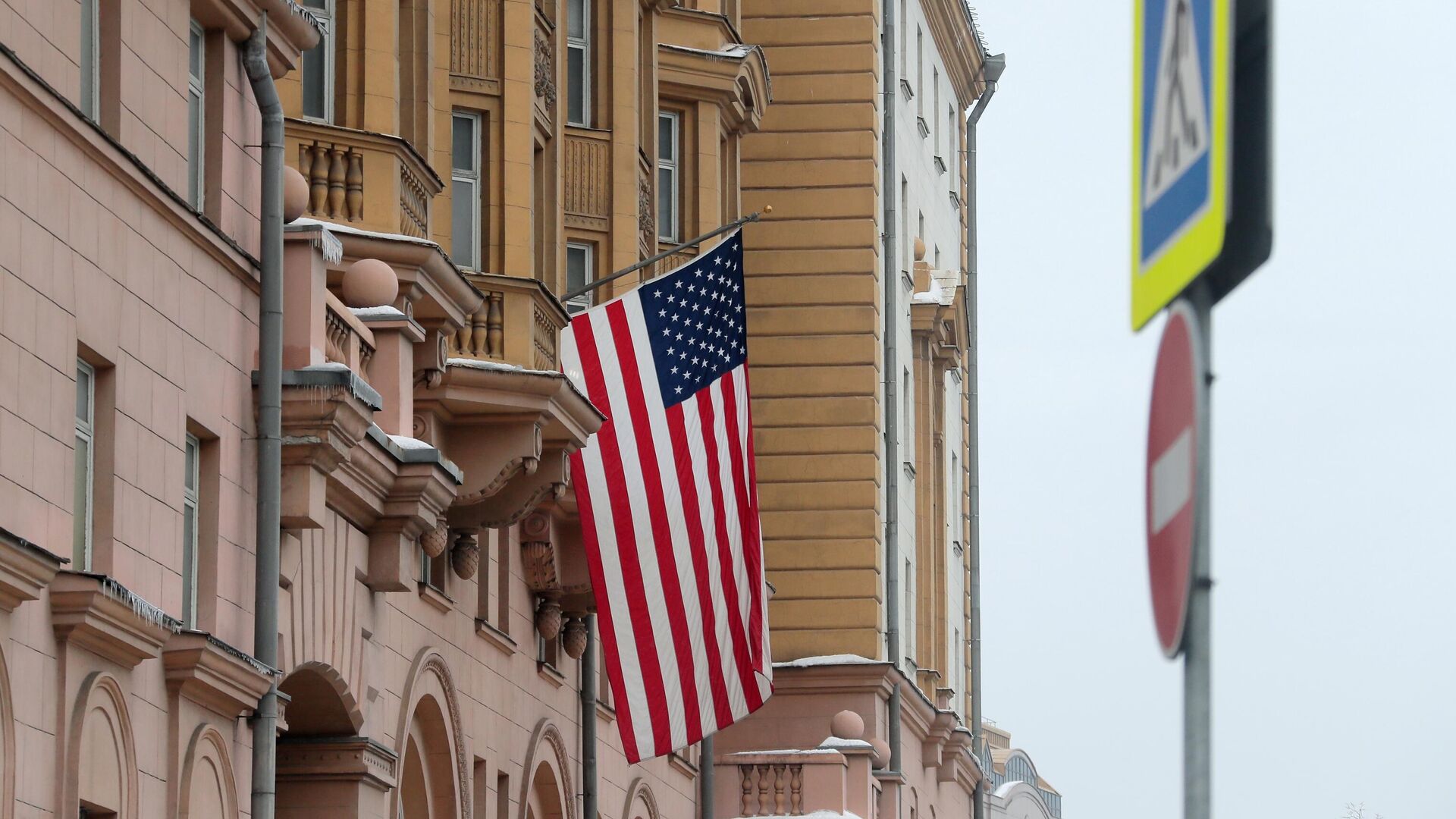 Флаг США на здании посольства  - РИА Новости, 1920, 30.04.2021