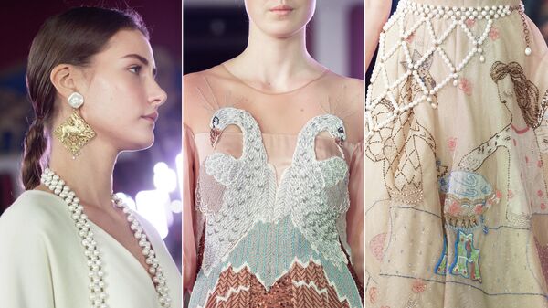 Модели демонстрируют одежду из новой коллекции Alena Akhmadullina в рамках Mercedes-Benz Fashion Week Russia в Государственном музее изобразительных искусств имени А. С. Пушкина в Москве
