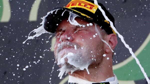 Пилот команды Мерседес Вальттери Боттас празднует победу на Гран-при Японии