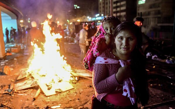 Женщина с ребенком в Кито, Эквадор