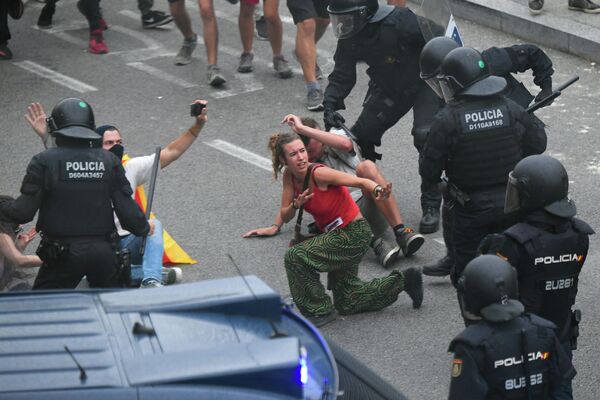 Столкновения протестующих с полицией возле аэропорта Эль-Прат в Барселоне