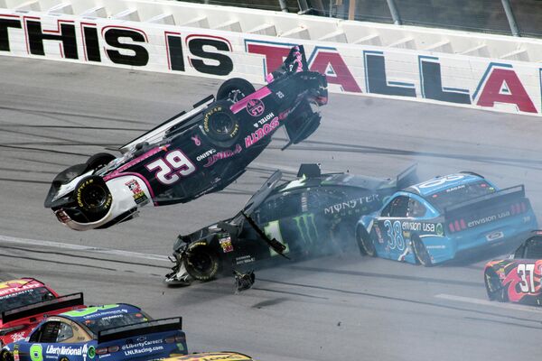 Авария на гонках NASCAR Cup Series в Талладеге