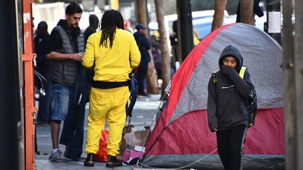 Палатки бездомных в Сан-Франциско перегораживают тротуары, и люди вынуждены обходить их по проезжей части