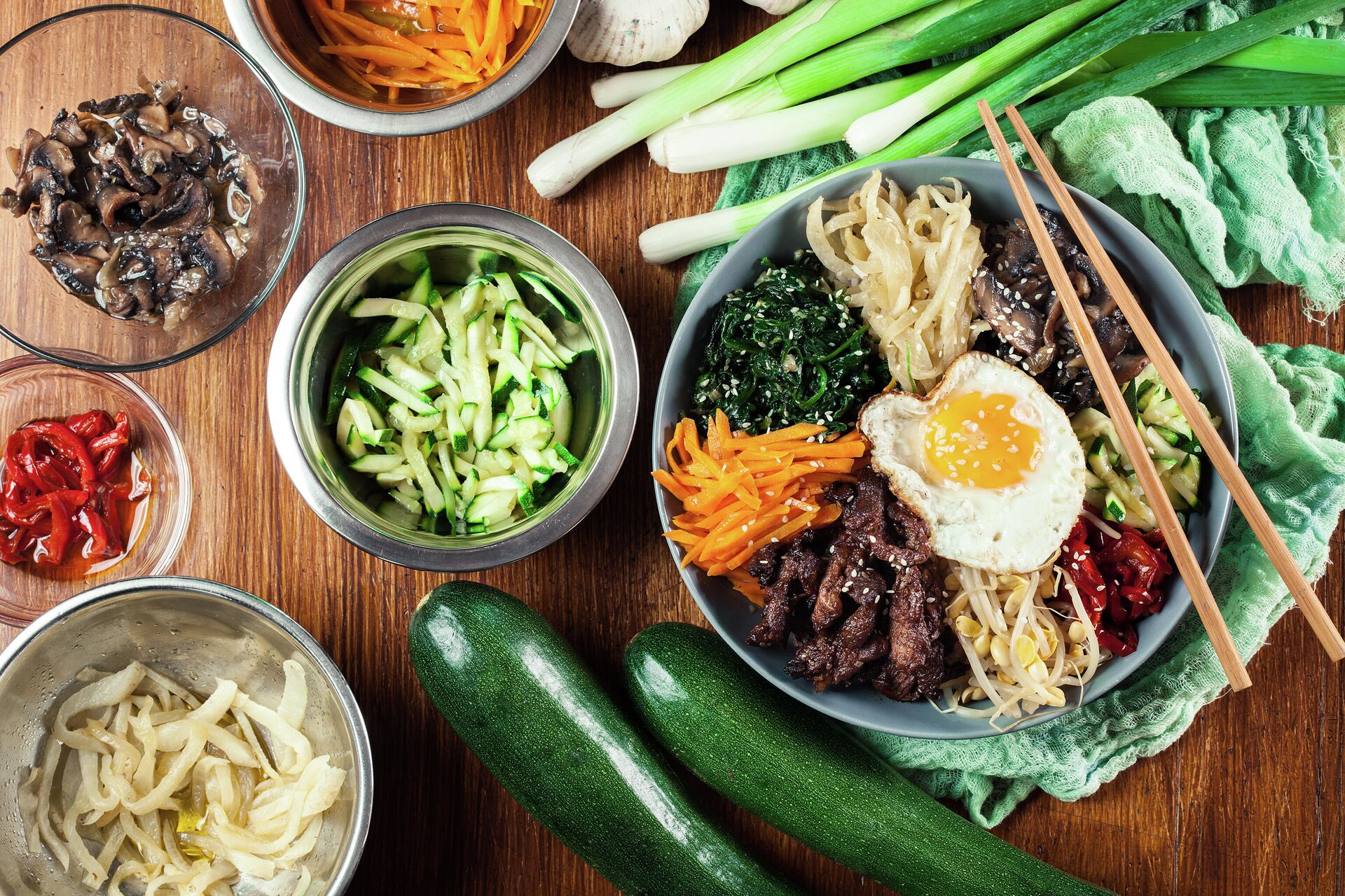 Пибимпап - рис с говядиной и овощами. Традиционное корейский блюдо. - РИА Новости, 1920, 15.04.2022