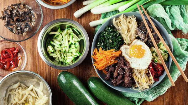 Пибимпап - рис с говядиной и овощами. Традиционное корейский блюдо.