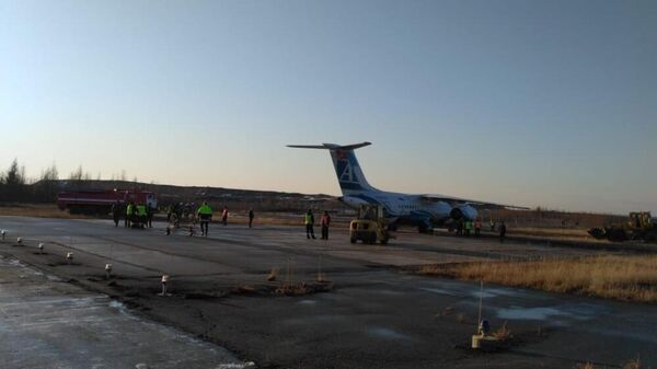Пассажирский самолет Ан-148 авиакомпании Ангара, выкатившийся за пределы взлетно-посадочной полосы в аэропорту города Мирный в Якутии