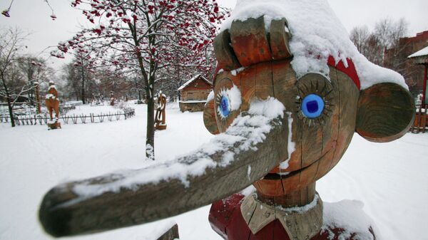 Деревянная фигура сказочного персонажа Буратино в парке искусств Музеон