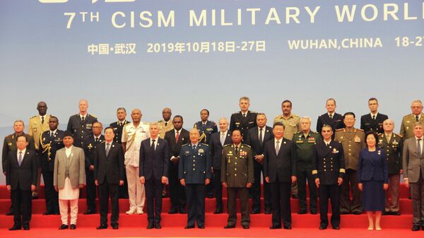 Председатель КНР Си Цзиньпин встретился с представителями иностранных делегаций, прибывших на Всемирные военные игры в г.Ухань, 18 октября 2019 