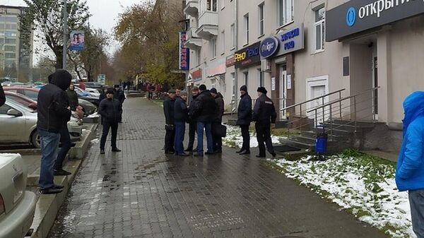 Сотрудники полиции рядом с офисом банка Открытие в Екатеринбурге