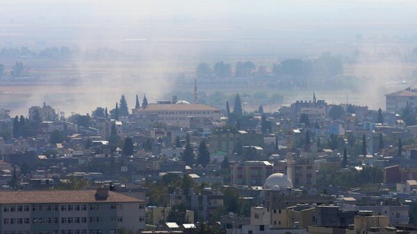 Дым поднимается над сирийским городом Рас-эль-Айн. 18 октября 2019