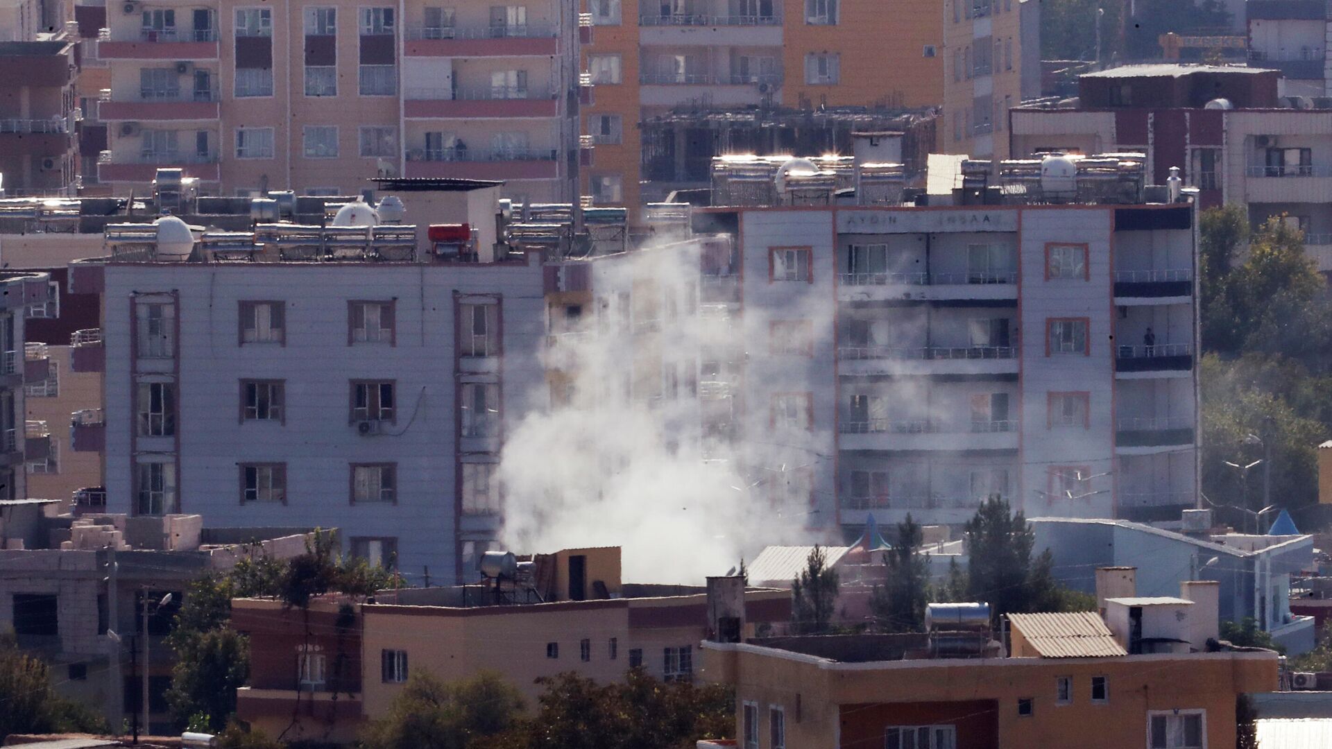 Дым над сирийским городом Рас-эль-Айн. 18 октября 2019 - РИА Новости, 1920, 11.09.2020