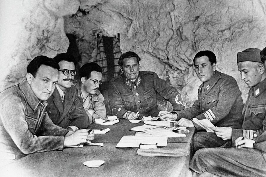 Верховный главнокомандующий Народной-освободительной армией Югославии маршал Иосип Броз Тито (в центре) с членами штаба на острове Вис. Лето 1944 года