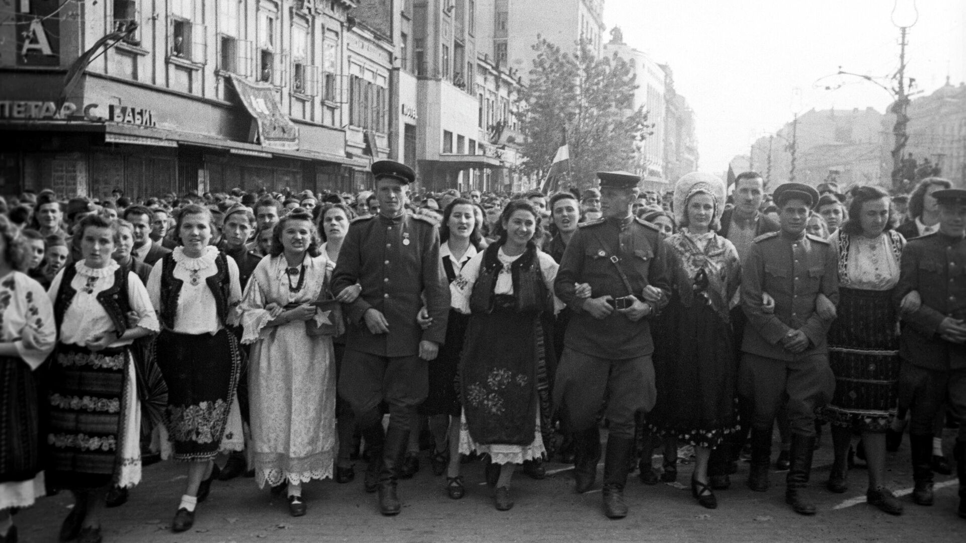 Жители освобожденного Белграда с советскими воинами - РИА Новости, 1920, 20.10.2019