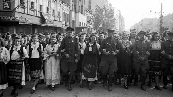 Жители освобожденного Белграда с советскими воинами