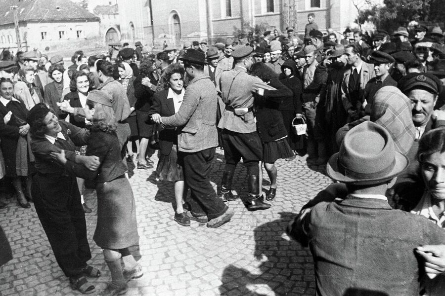 Белградцы танцуют на улицах освобожденного города