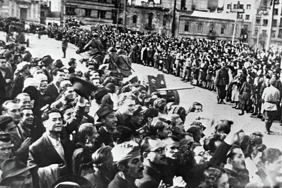 Жители Белграда приветствуют советских солдат